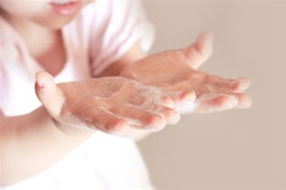 مزايا وعيوب غسل اليدين بصابون اليدين