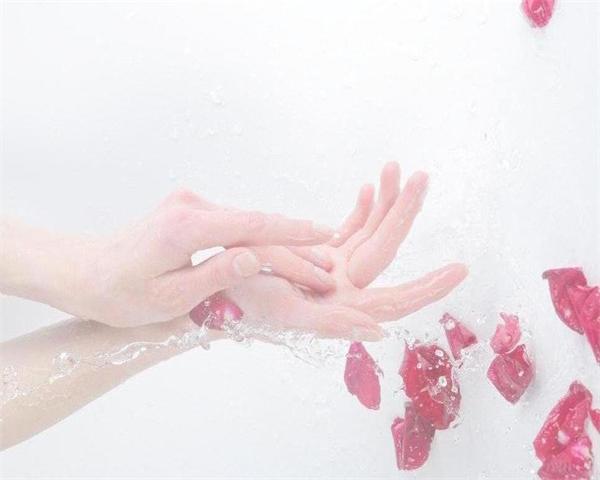 مع سائل غسيل اليدين ، احم يديك بصحة جيدة