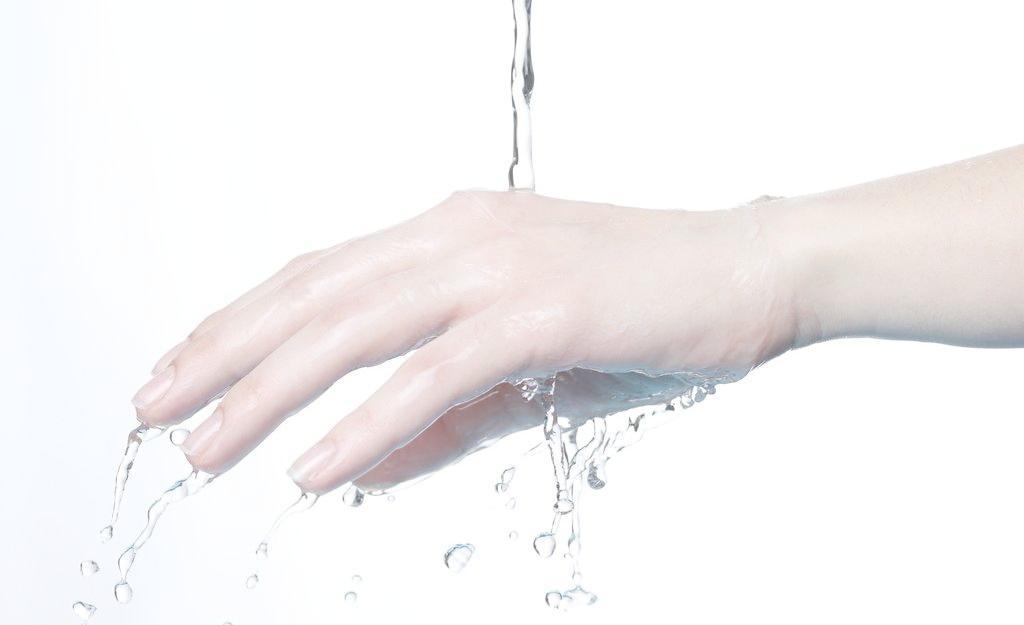 مع سائل غسل اليدين ، سوف تختفي جميع البكتيريا