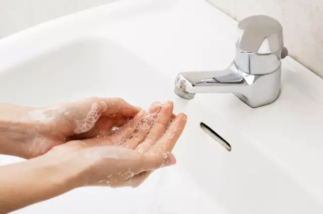 لماذا تغسل يديك بسائل غسيل اليدين؟
